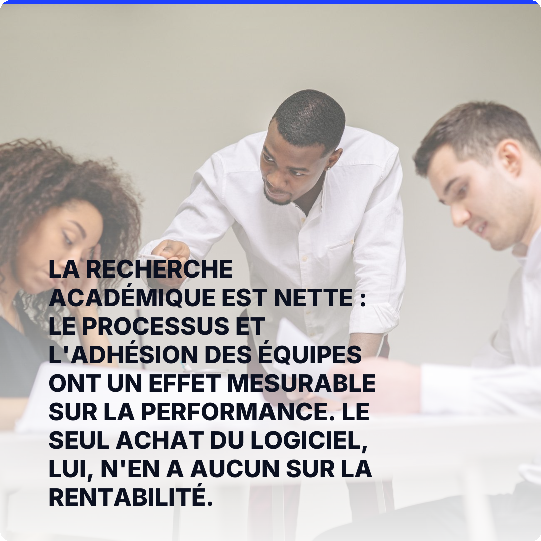 La recherche académique est nette : le processus et l'adhésion des équipes ont un effet mesurable sur la performance. Le seul achat du logiciel, lui, n'en a aucun sur la rentabilité.